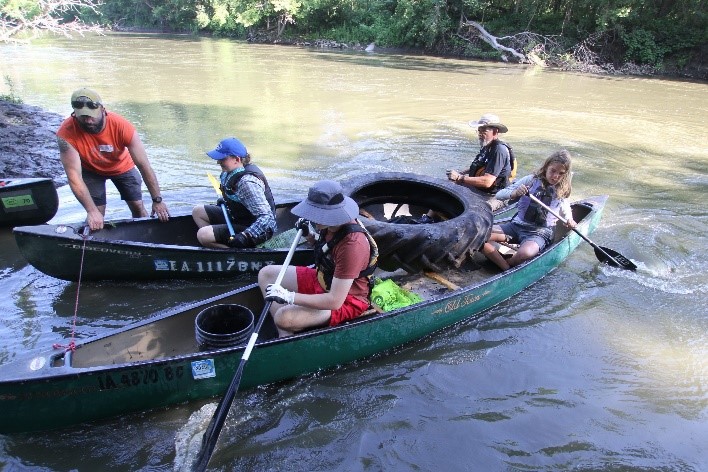 Canoemaran in action: Evelyn Shawda (blue hat) and Jeff White with the tractor tire. Thor and Dane Hoogeveen assisted as well